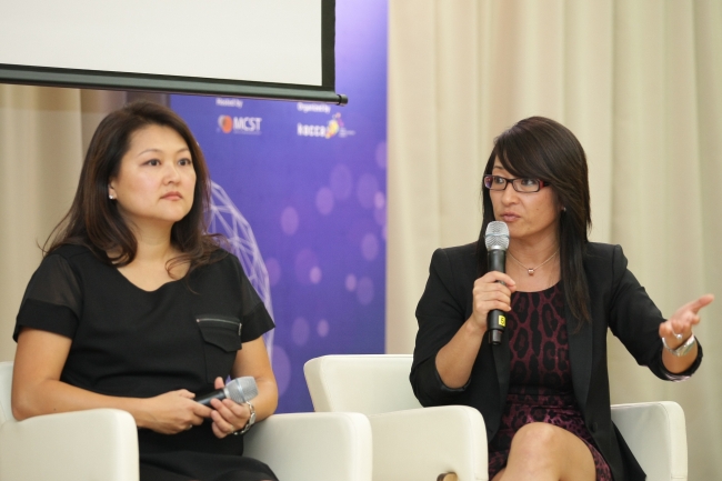 Kymber Lim (left), CEO of 8282 Entertainment and Helen Lee-Kim of Good Universe speak at the 2013 Dicon International Content Conference on Nov. 21 at Coex in Seoul. (KOCCA)