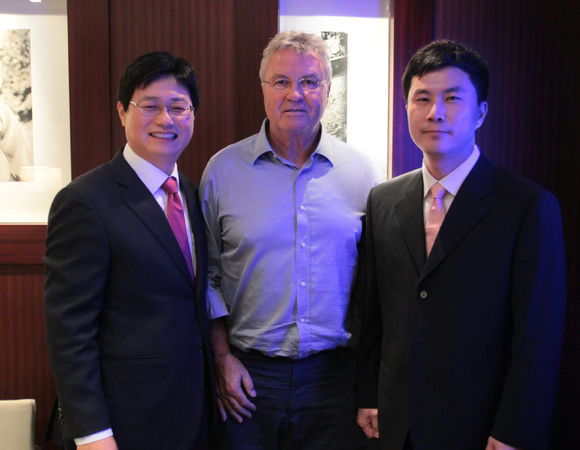 Song Joon-seop(left) and Guus Hiddink (OSEN)