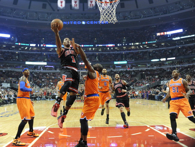 Chicago Bulls` Derrick Rose (1) shoots over New York Knicks` Raymond Felton (2) during the first quarter at the United Center in Chicago on October 31. (UPI-Yonhap News)