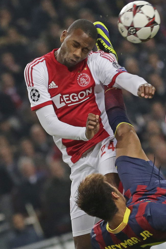 Barcelona`s Neymar, centre, kicks Stefano Denswil, left in the head while trying an overhead kick during the Group H Champions League soccer match between Ajax and FC Barcelona at the ArenA stadium in Amsterdam, Netherlands, Tuesday. (AP-Yonhap News)