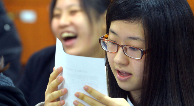 A senior student from Paiwha Girls’ High School in Seoul checks the result of the College Scholastic Ability Test. Over 606,000 students took the annual college entrance test. They received their results Wednesday.(Kim Myung-sub/The Korea Herald)