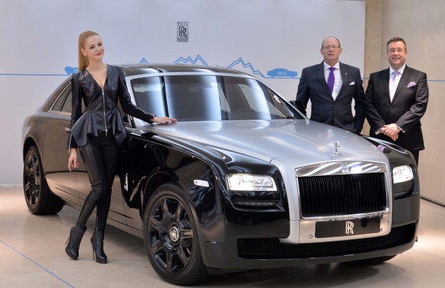 Paul Harris (second from right), Asia-Pacific regional director of Rolls-Royce, and Lars Klawitter (right), head of Rolls-Royce Bespoke, pose with a special-edition Rolls-Royce Ghost manufactured to celebrate the 1913 Austrian Alpine Trials, at a launch in Seoul on Wednesday. (Lee Sang-sub/The Korea Herald)