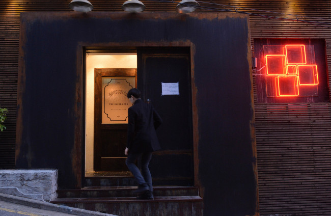 With no written signage, patrons have to find and figure out how to enter the deliberately incognito Hopscotch. Hint: Pull back on the heavy metal door.  (Lee Sang-sub/The Korea Herald)