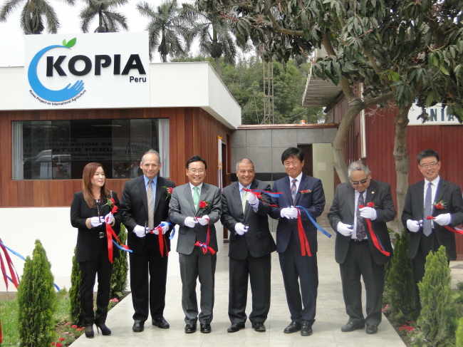 Rural Development Administration Deputy Administrator Ra Seung-yong (third from right), Peruvian Minister of Agriculture and Irrigation Milton Von Hesse (fourth from right) and other officials cut the tape to open a research center of the Korea Project on International Agriculture in Lima, Peru, Tuesday. (RDA)