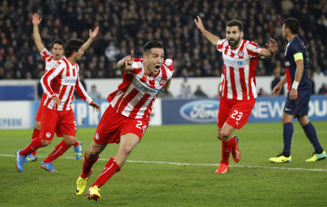 Olympiakos’ Kostas Manolas celebrates his goal against Paris Saint Germain in Paris on Wednesday.(AP-Yonhap News)