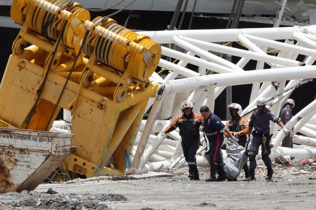 Rescuers carry the body of a worker who died after a crane fell in Sao Paulo on Wednesday. (AFP-Yonhap News)