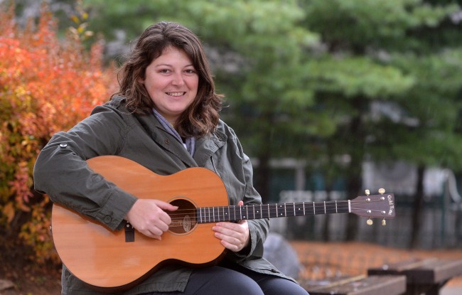 Singer-songwriter Audra Connolly poses with her tenor guitar during an interview with The Korea Herald in Ilsan, Gyeonggi Province on Wednesday. (Lee Sang-sub/The Korea Herald)