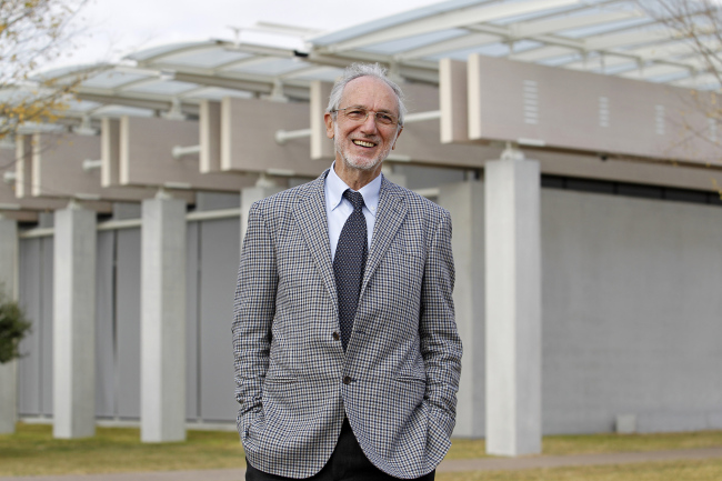 Renzo Piano poses on the lawn outside of the new Piano Pavilion at the Kimbell Art Museum in Fort Worth, Texas, Nov. 19. (AP-Yonhap News)