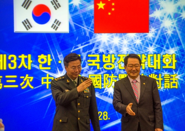 South Korean Vice Defense Minister Baek Seung-joo (right) and Wang Guanzhong, the deputy chief of general staff of the Chinese People’s Liberation Army, pose prior to their strategic defense dialogue at Seoul’s Ministry of National Defense on Thursday. (Lee Sang-sub/The Korea Herald)