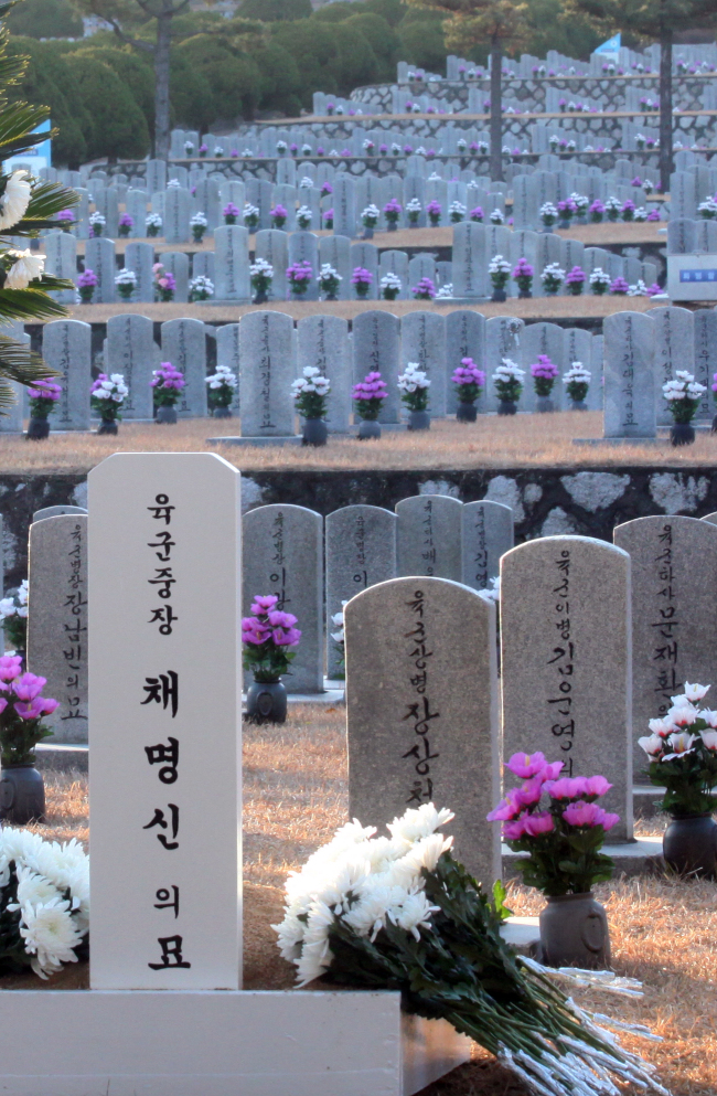 A temporary tombstone (front) of late Lt. Gen. Chae Myung-shin in a graveyard for enlisted soldiers killed in the Vietnam War in Seoul National Cemetery on Thursday (Yonhap News)