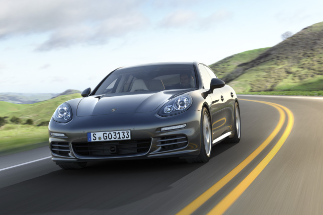 [2014 Porsche Panamera 4S] Design: ★★★★★ / Interior: ★★★★★ / Fuel economy: ★★★★☆ / Cost and A/S: ★★★☆☆