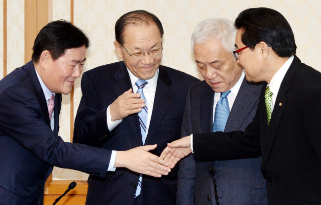 Ruling Saenuri Party floor leader Rep. Choi Kyung-hwan (left), its chairman Rep. Hwang Woo-yea (second from left), main opposition Democratic Party chairman Rep. Kim Han-gil (second from right) and its floor leader Rep. Jun Byung-hun meet to discuss ongoing political disputes at the National Assembly on Monday. They failed to reach an agreement. (Park Hyun-koo/The Korea Herald)