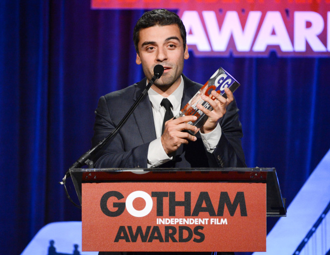 Actor Oscar Isaac accepts the “Best Feature” award for the film “Inside Llewyn Davis” at the 23rd Annual Gotham Independent Film Awards at Cipriani’s Wall Street in New York, Monday. (AP-Yonhap News)