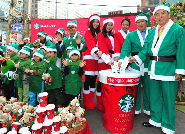 Starbucks Coffee Korea on Wednesday held a joint fund-raising campaign, “Santa Barista,” with ChildFund Korea in Mugyo-dong, downtown Seoul. The proceeds will be sent to children of underprivileged families.(Starbucks Coffee Korea)