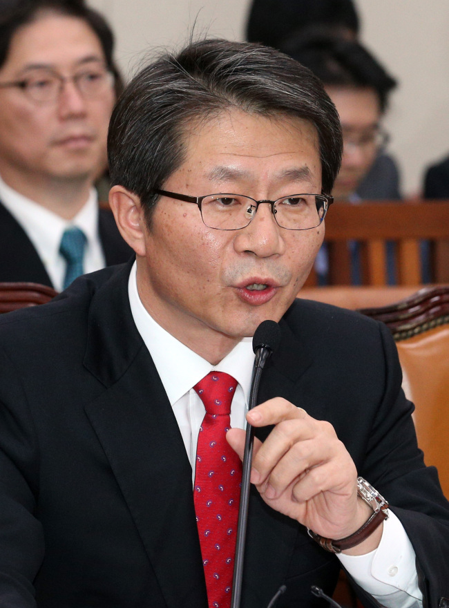 Unification Minister Ryoo Kihl-jae speaks to lawmakers Wednesday. (Yonhap News)