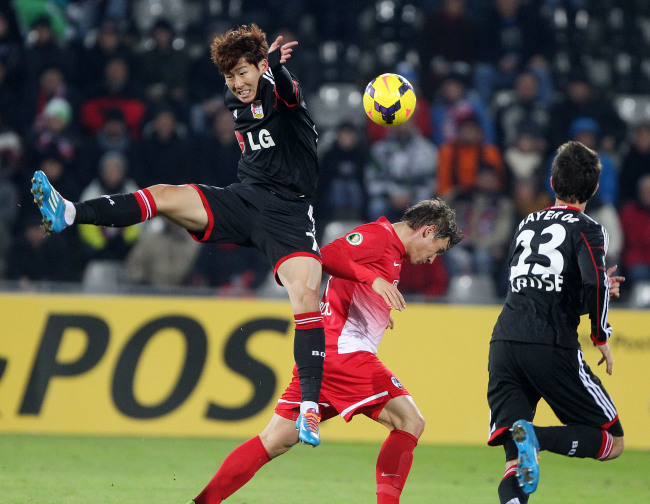 Bayer Leverkusen’s Son Heung-min (left) and Freiburg’s Oliver Sorg challenge for the ball in Freiburg, Germany, Wednesday. (AP-Yonhap News)