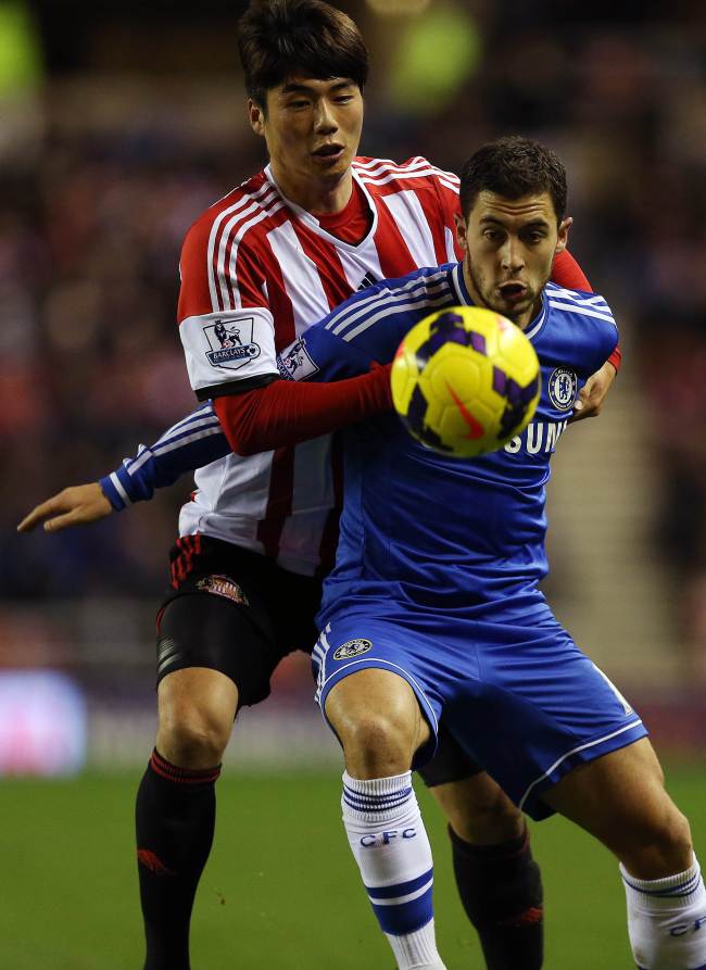 Sunderland’s Ki Sung-yueng (left) and Chelsea’s Eden Hazard vie for the ball on Wednesday. (AFP-Yonhap News)