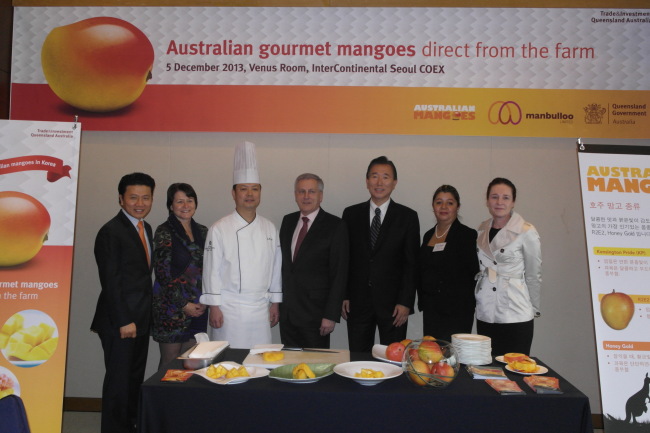 Australian Queensland’s Trade and Investment commissioner for Korea Woo Sang-min (third from right) poses with Australian Ambassador Bill Paterson (fourth from right) and other participants to celebrate the beginning of sales of Australian mangoes in Korea at an event in Seoul on Thursday. (QTI)