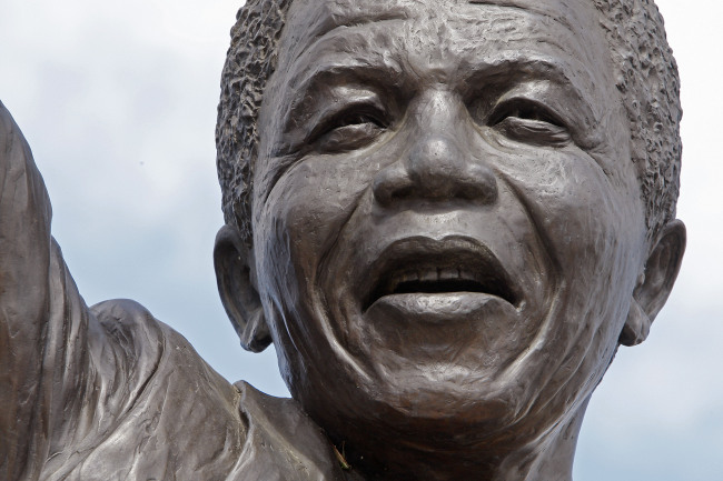 This Feb. 10, 2010 file photo shows a close up view of the statue of former South African President Nelson Mandela outside the Groot Drakenstein prison near the town of Franschhoek, South Africa, where Mandela was released on Feb. 11, 1990. (AP-Yonhap News)