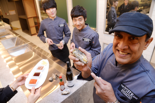 Oyster consultant John Stewart demonstrates how to open an Osole oyster from the hinge at The Oyster Bar.(Park Hyun-koo/The Korea Herald)