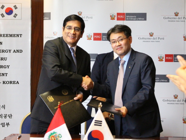 KEMCO CEO Byun Jong-rip (right) shakes hands with Quintanilla Acosta, deputy energy minister of Peru’s Ministry of Energy and Mines, after signing an MOU on an energy efficiency partnership in Lima, Peru, Saturday. (KEMCO)