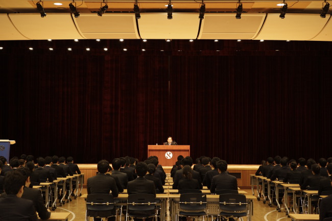 Shinhan Financial Group chairman Han Dong-woo gives a special lecture on Shinhan values during a group training session for newly hired employees of Shinhan subsidiaries in Giheung, Gyeonggi Province, Friday. (Shinhan Financial)