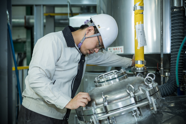 An employee of Han Nanotech operates a machine at the company’s factory in Daejeon. (Han Nanotech)