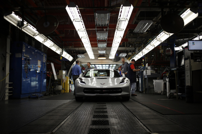 Workers inspect a 2014 Chevrolet Corvette Stingray at the General Motors Co. Bowling Green Assembly Plant in Bowling Green, Kentucky. (Bloomberg)