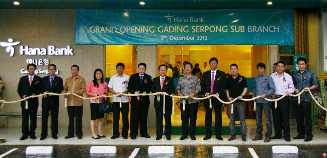 Kim Jong-jun (center), president of Hana Bank, attends an opening ceremony for the lender’s 36th Indonesian branch in Gading Serpong, Monday. (Hana Bank)