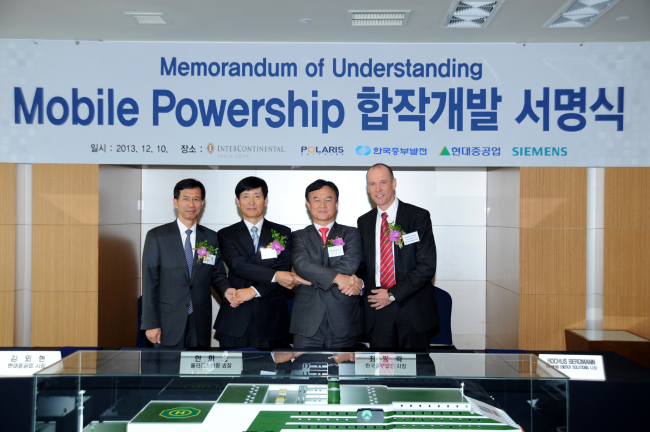 (From left to right) Hyundai Heavy Industries CEO Kim Oe-hyun, Polaris Shipping chairman Han Hee-seung, KOMIPO CEO Choi Pyeong-rak and Siemens Energy Solution head Rochus Bergmann join hands after signing an MOU at Coex InterContinental Hotel in Seoul on Tuesday.