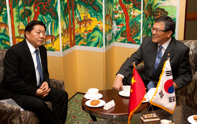 Minister of Science, ICT and Future Planning Choi Mun-kee (right) meets Lu Wei, minister of China’s State Internet Information Office, to discuss bilateral cooperation in information technology in Seoul on Tuesday. (Yonhap News)