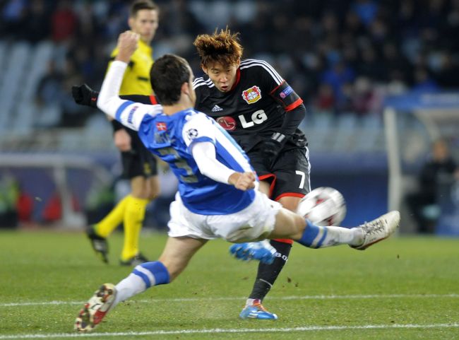 Leverkusen striker Son Heung-min attempts a shot on goal against Real Sociedad on Tuesday. (AFP-Yonhap News)