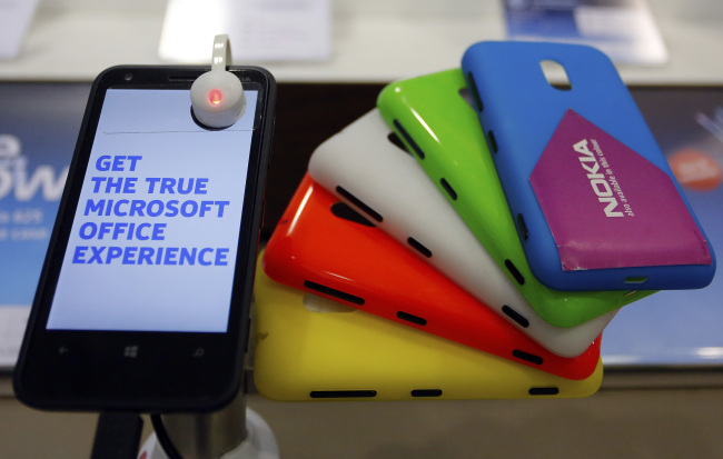 A Nokia Lumia 620 Windows smartphone sits on display inside an O2 store in Manchester, England. (Bloomberg)