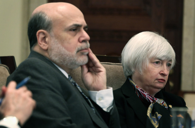 Federal Reserve Board Chairman Ben Bernanke (left) and Janet Yellen, vice chair and President Barack Obama’s nominee to succeed Bernanke, listen during a meeting of the Board of Governors of the Federal Reserve System to discuss the final version of the “Volcker Rule” in Washington, D.C., Tuesday. (AFP-Yonhap News)