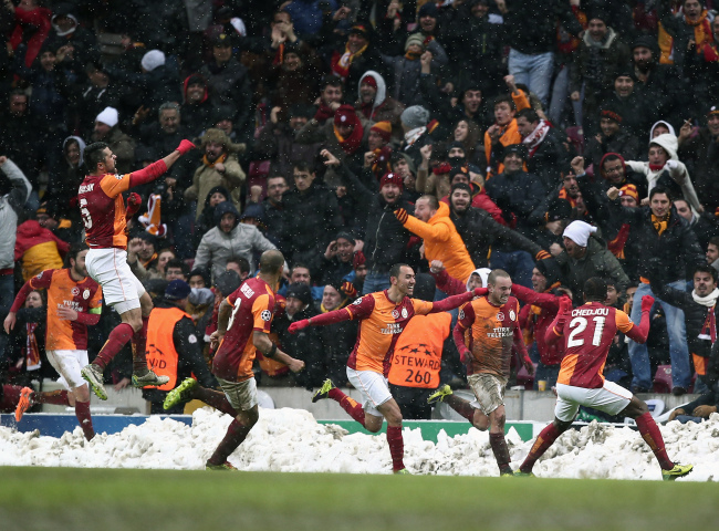 Galatasaray players celebrate after their Champions League match victory over Juventus on Wednesday.(AP-Yonhap News)