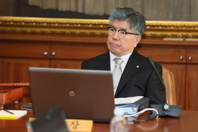 Bank of Korea Governor Kim Choong-soo listens during a monetary policy committee meeting at the central bank building in Seoul, Thursday. (Yonhap News)