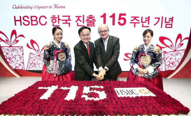 HSBC Korea president Martin Tricaud (third from left) and HSBC Korea Sports and Social Club chairman Kim Dong-jin (second from left) attend the cake-cutting ceremony at the bank’s 115th anniversary celebration in Seoul, Thursday. (HSBC Korea)