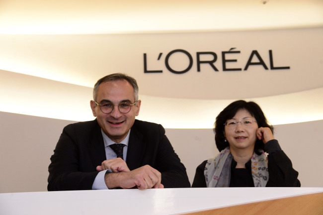 L’Oreal Korea CEO Richard Cymberg (left) and Lee Kyung-lim, dean of the College of Pharmacy at Ewha Womans University, pose at the company’s headquarters in Samseong-dong, southern Seoul. (Park Hae-mook/The Korea Herald)