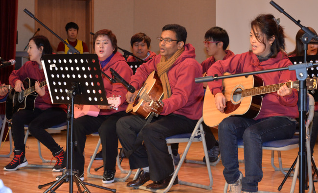 Migrant workers and their families take part in a year-end celebration arranged by Seong-dong Ward Office on Sunday. (Lee Sang-sub/The Korea Herald)