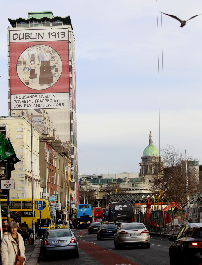 Workers make their way home from work in Dublin city center on Friday.(AP-Yonnhap News)