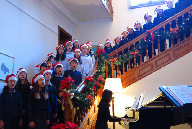 The Seoul Foreign British School senior choir sings for assembled guests, charity members and sponsors during the British Association of Seoul’s Mince Pie Morning at the British Ambassador’s residence in Seoul on Tuesday.(Yonhap News)