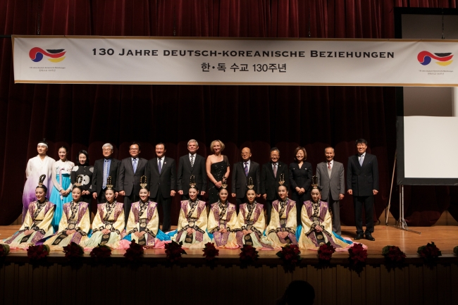 German Ambassador to South Korea Rolf Mafael (center) and his wife, Christina (six from right), pose for a photo with performers of the Chae Hyang Soon Dance Company at Sangmyung Art Center in Seoul on Dec. 3. (German Embassy)