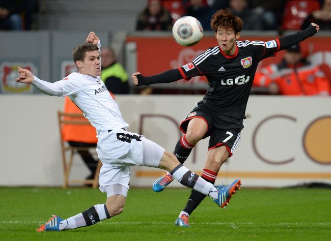 Leverkusen’s South Korean striker Son Heung-min (right) and Frankfurt’s Swiss midfielder Pirmin Schwegler vie for the ball on Sunday. (AFP-Yonhap News)