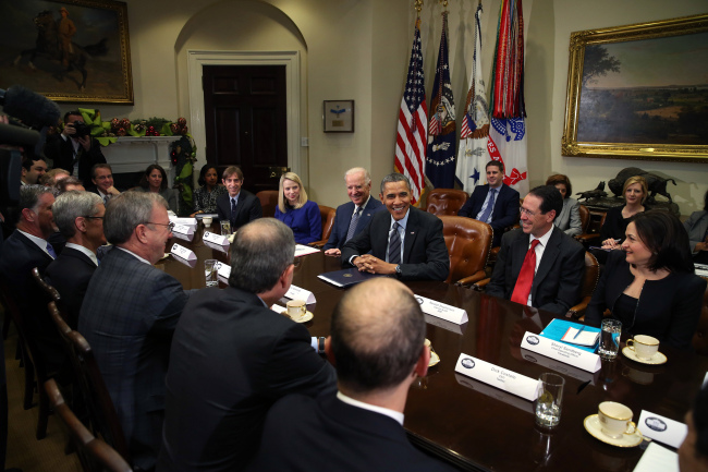 U.S. President Obama and Vice President Joe Biden (on Obama’s right) meet with executives from leading technology companies in the Roosevelt Room of the White House in Washington, D.C., Tuesday. (Bloomberg)