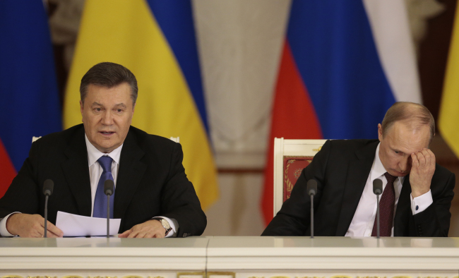 Russian President Vladimir Putin (right) attends a news conference with his Ukrainian counterpart Viktor Yanukovych after their talks in Moscow on Tuesday. (AP-Yonhap News)