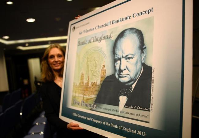 The Bank of England’s Head of Notes Division, Victoria Cleland, shows off the concept design of the new polymer 5-pound banknote after a news conference at the Bank of England in London on Wednesday. (AFP-Yonhap News)