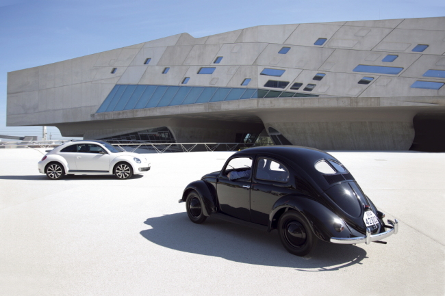 The latest, third-generation Volkswagen Beetle (left) and the early vintage model. (Volkswagen Korea)