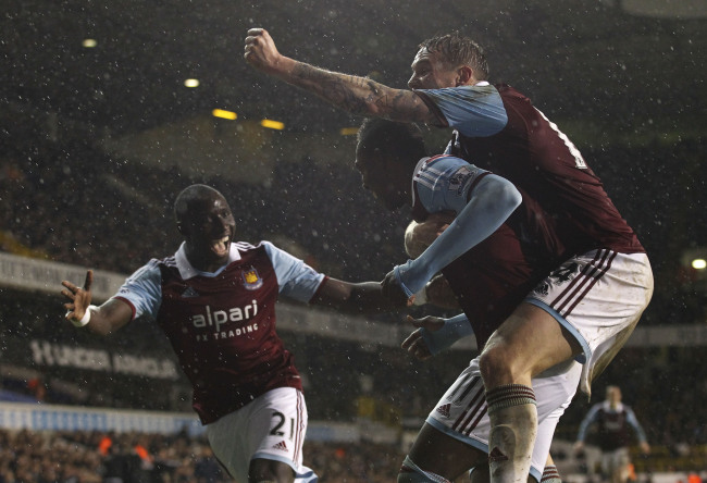 West Ham’s Modibo Maiga (center) celebrates his goal against Tottenham with teammates. (AP-Yonhap News)