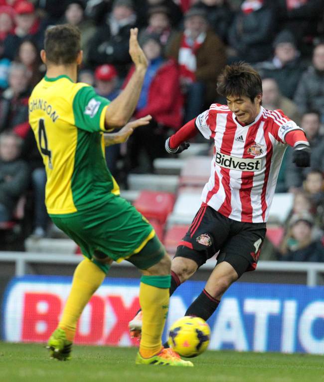 Sunderland’s Ki Sung-yueng (right) controls the ball against Norwich City on Saturday. (AFP-Yonhap News)