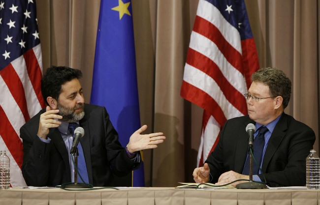 Chief U.S. Negotiator Dan Mullaney (right) and Chief European Union Negotiator Ignacio Garcia Bercero answer questions at the press conference following the third Transatlantic Trade and Investment Partnership negotiating round, at the U.S. Department of State in Washington, Friday. (Xinhua-Yonhap News)